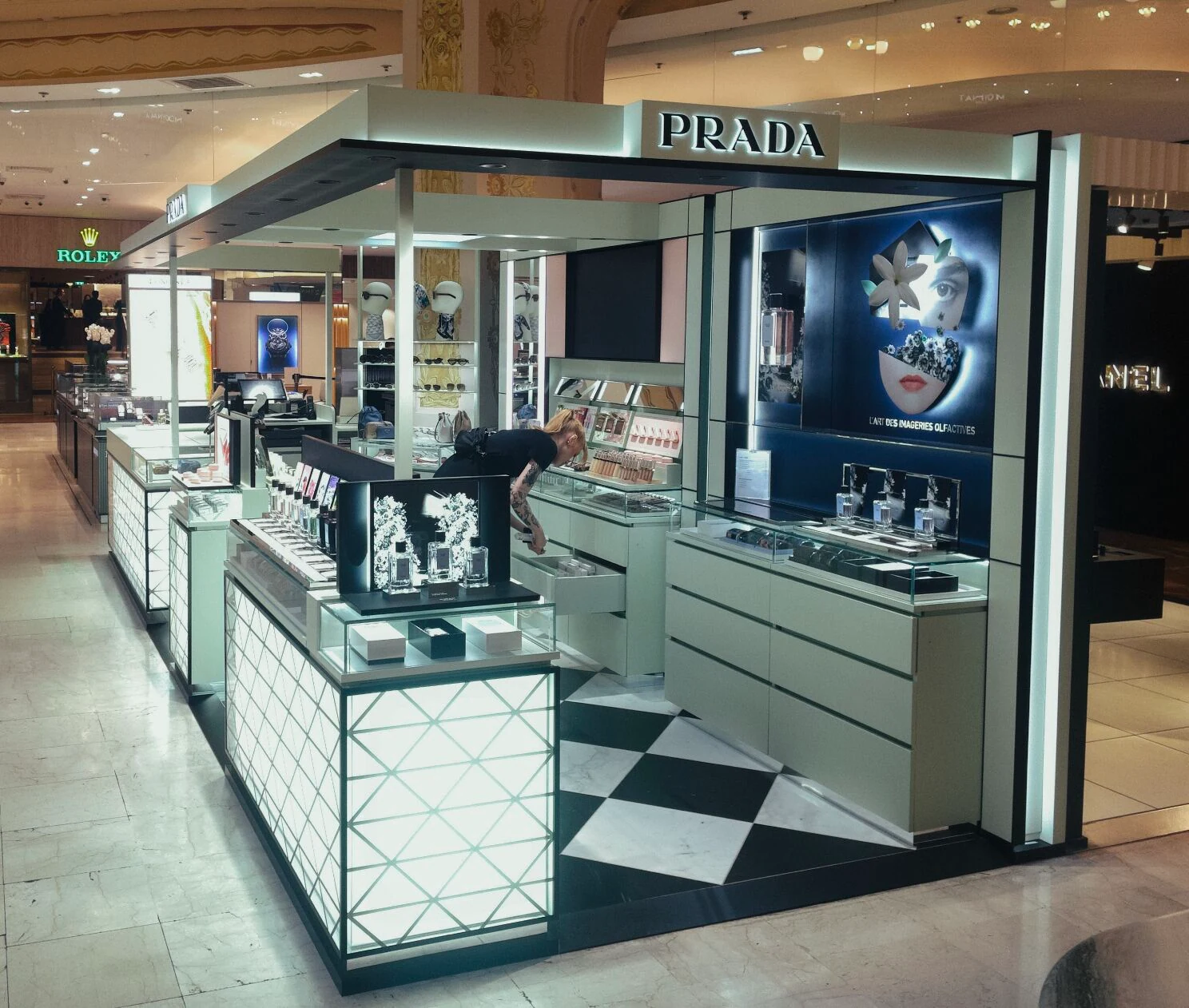 Stand Prada Beauty Olfactories sous la coupole des Galeries Lafayette, displays fabriqués par THE VM FACTORY