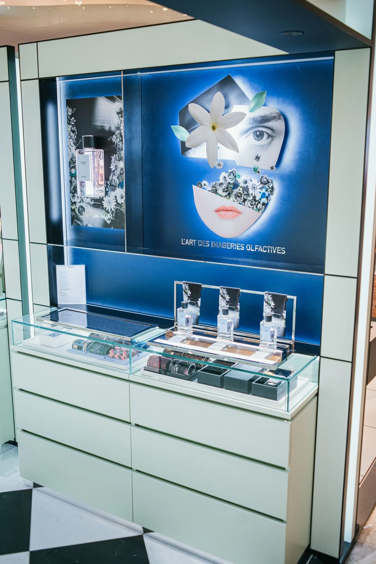 Rétroéclairage intégré aux displays Prada Beauty Olfactories