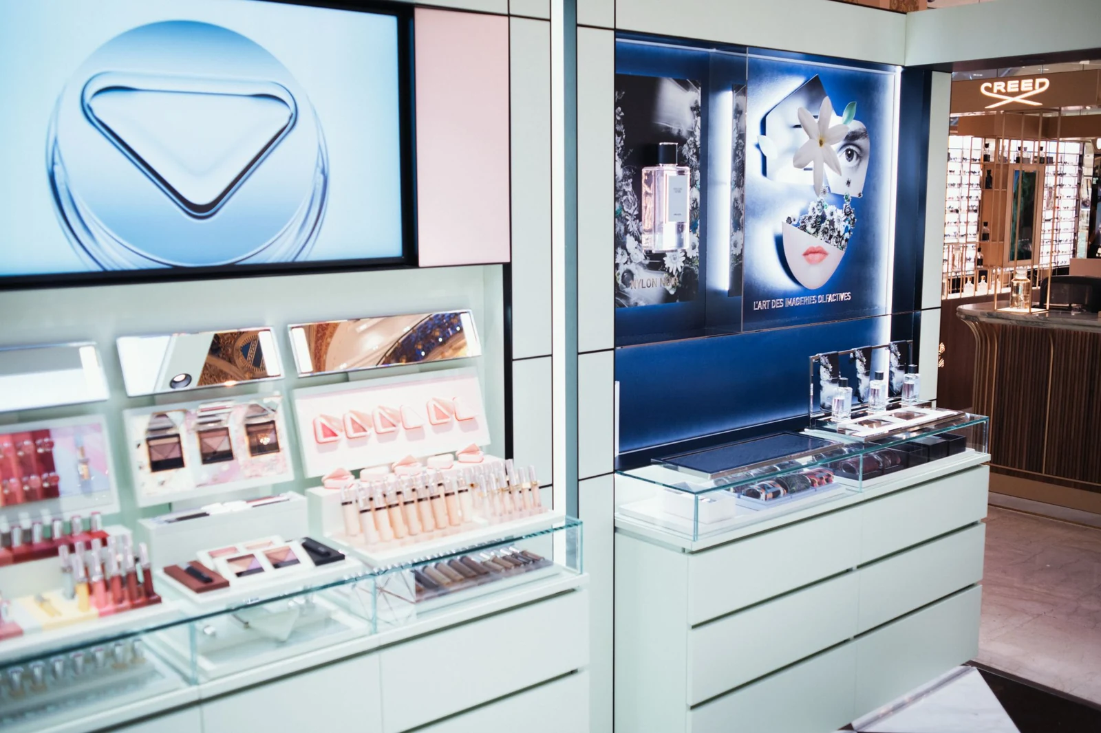 Vue d'ensemble du stand Prada Beauty Olfactories aux Galeries Lafayette Haussmann