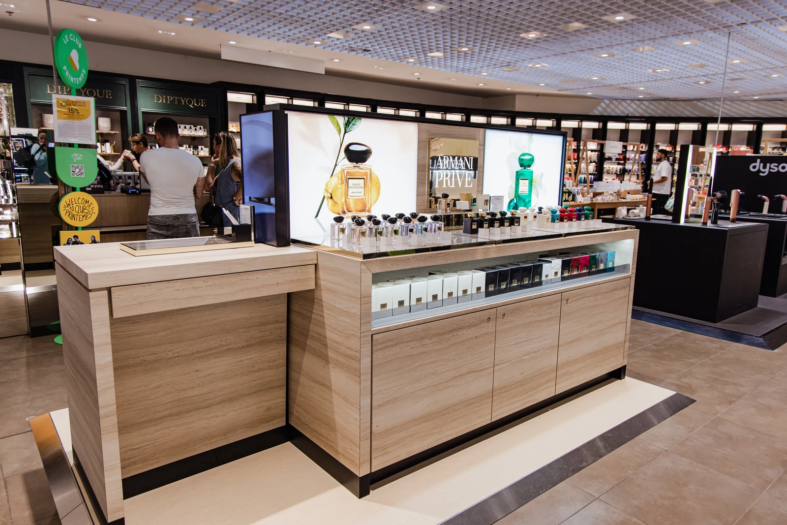 Préparation du mobilier des espaces Armani, Yves Saint Laurent et Maison Margiela pour le Printemps Marseille