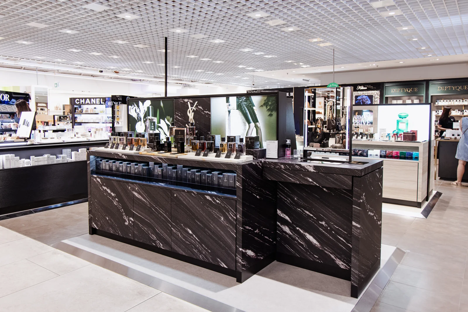Espaces Armani, Yves Saint Laurent et Maison Margiela installés au Printemps La Valentine Marseille