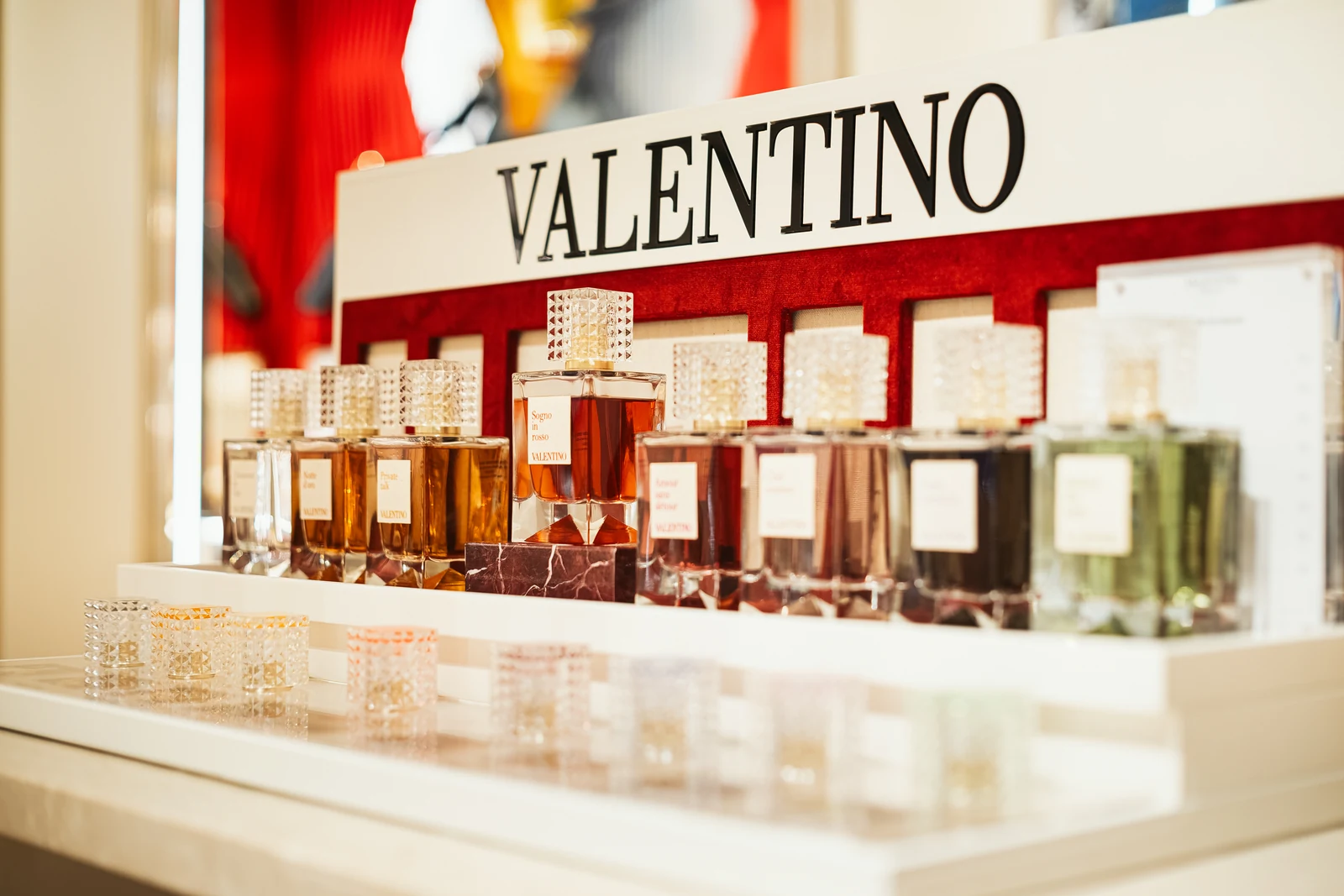Mobilier laqué pour l'espace Valentino au Printemps Haussmann