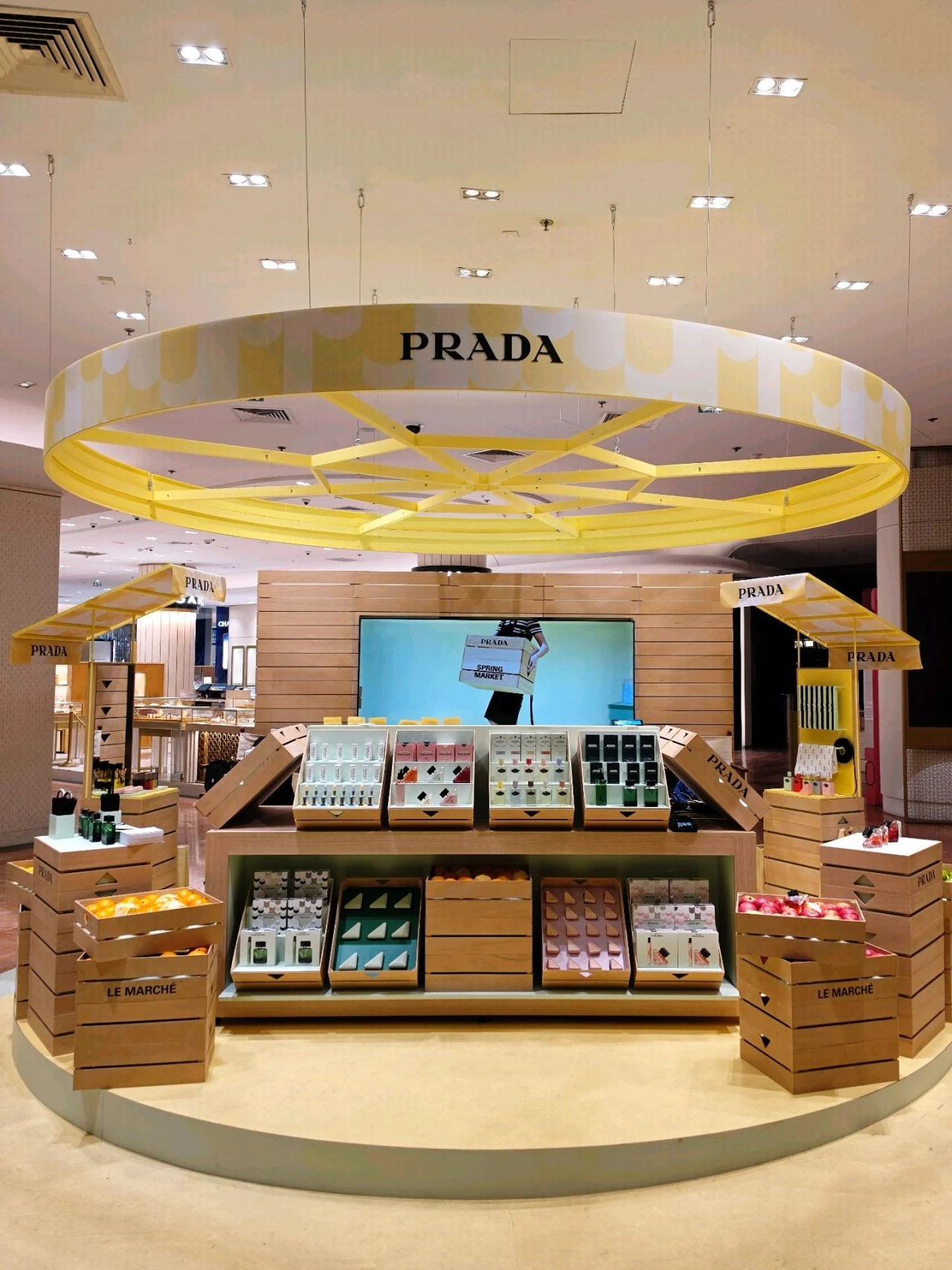 Pop-up Prada Beauty Spring Market aux Galeries Lafayette, stand fabriqué et installé par THE VM FACTORY