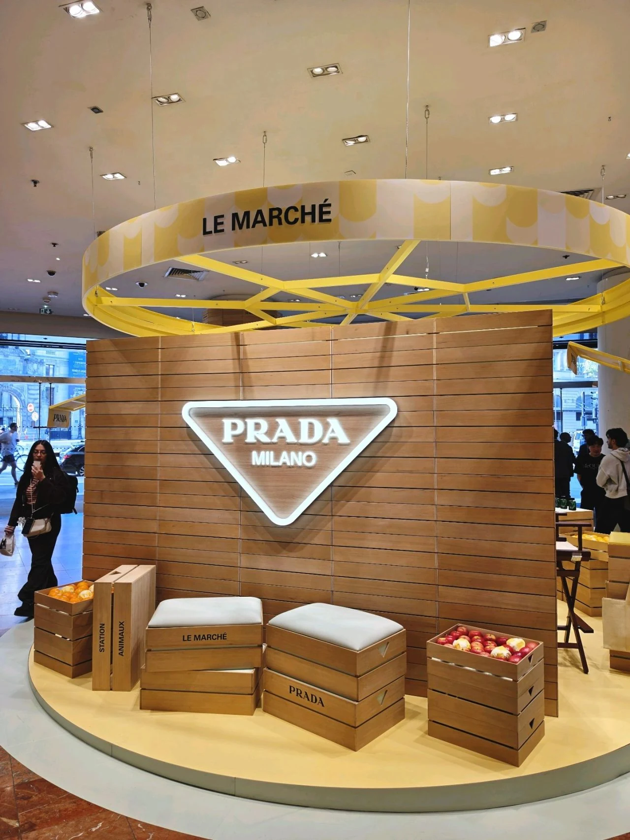 Installation de nuit du pop-up Prada Beauty Spring Market aux Galeries Lafayette